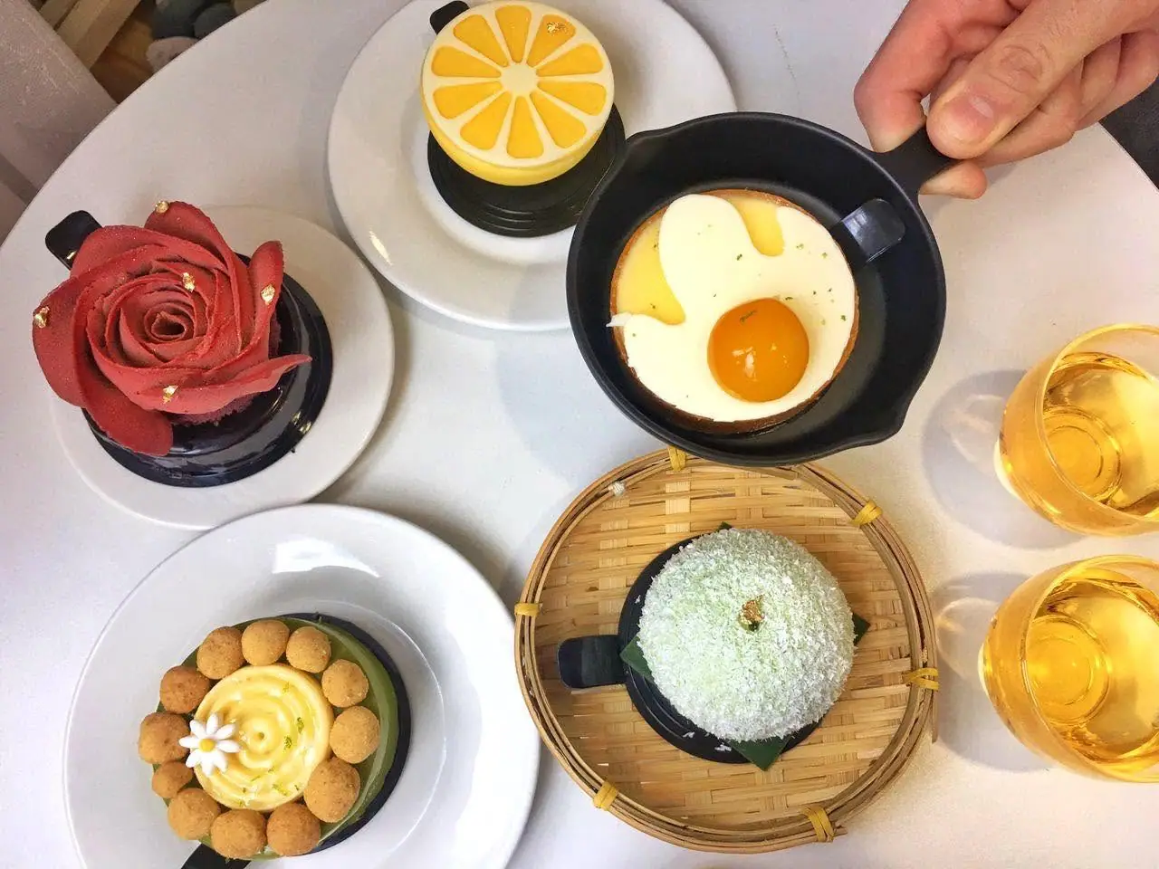 桌上摆着几款蛋糕与饮料。