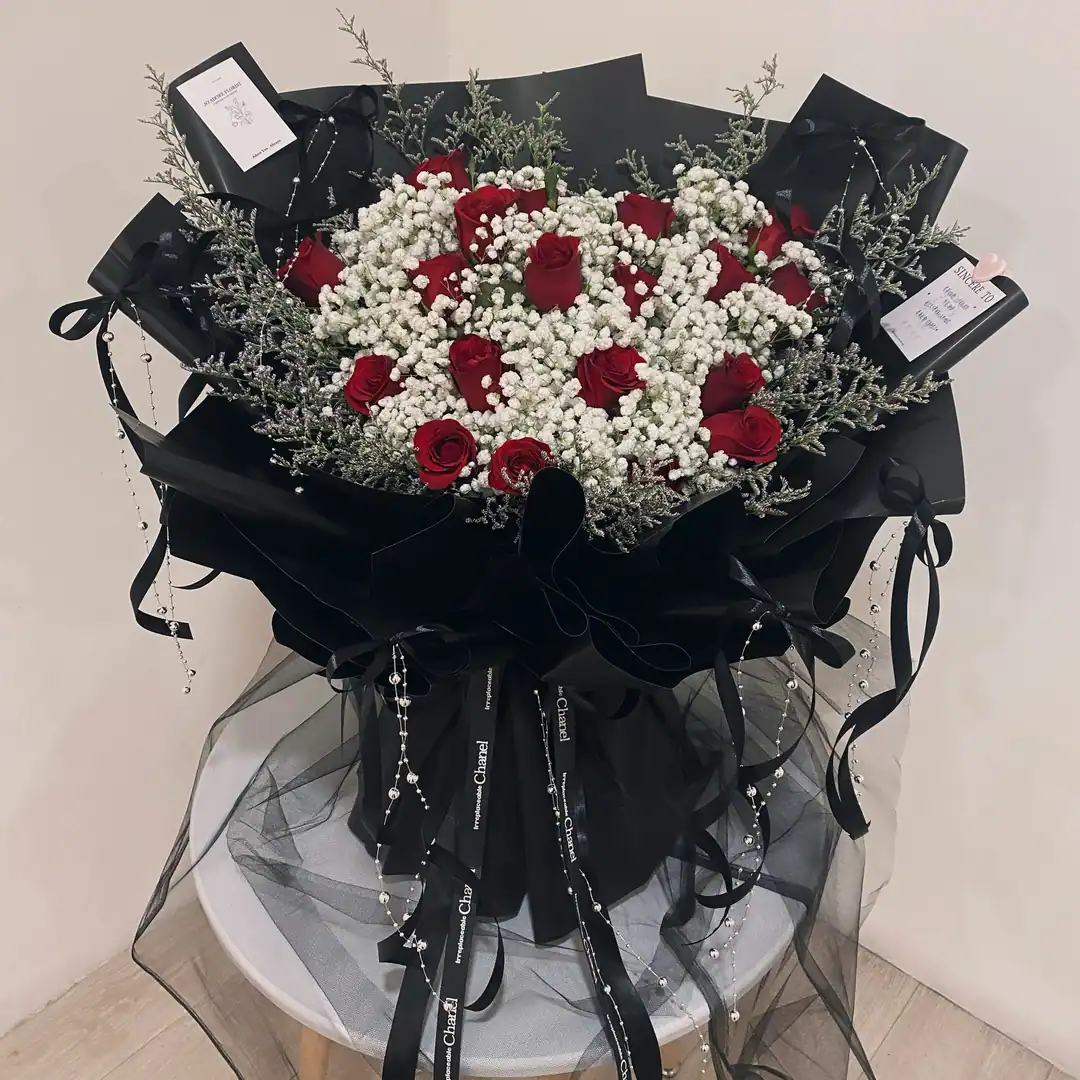 红白玫瑰混搭花束。