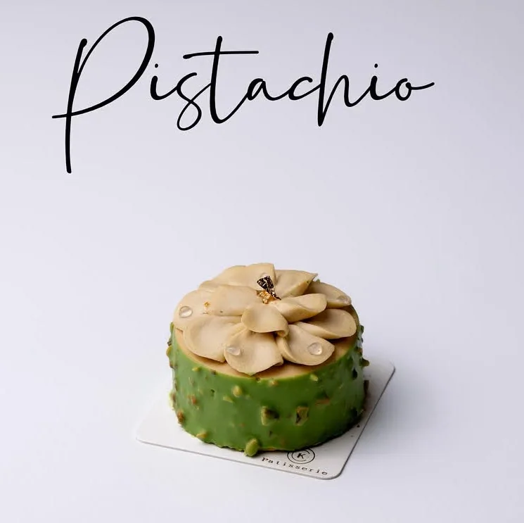 开心果蛋糕，卡片上写着 Pistachio。